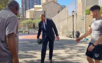 Vučić sa lokalnim košarkašima na terenu u Njujorku