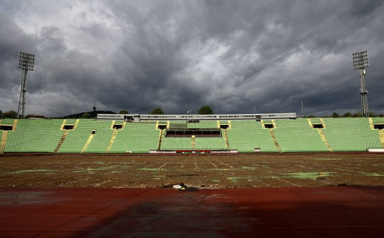 Travnata podloga sa terena najvećeg stadiona u Bosni i Hercegovini je davno skinuta