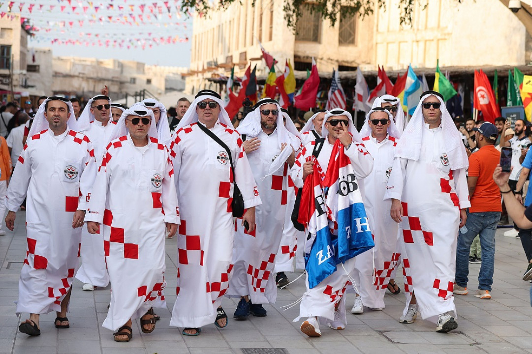 Došli u Katar i odmah izdominirali: Svi su se željeli fotografisati s hrvatskim navijačima